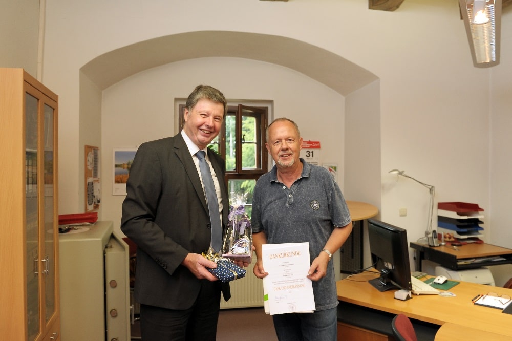 Dr. Eckhard Rexroth (l.), 1. Beigeordneter des Landkreises Nordsachsen, bedankt sich am letzen Amtstag bei Naundorfs Bürgermeister Michael Reinhardt für die gute und zielstrebige Zusammenarbeit in den vergangenen 25 Jahren. Quelle: Landratsamt Nordsachsen