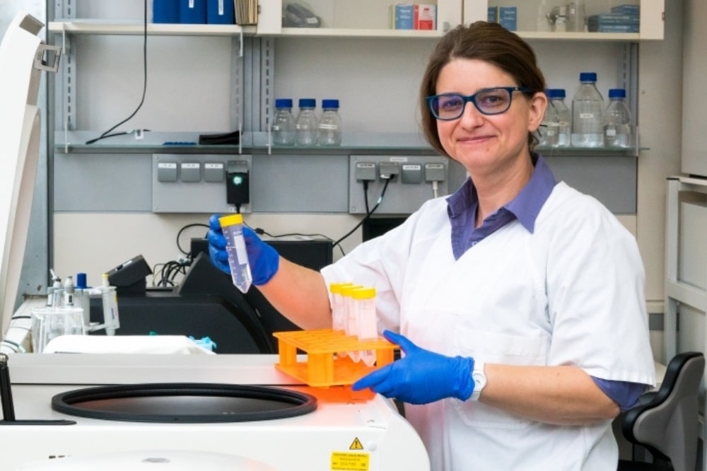 Dr. Peggy Stock bei ihrer Arbeit im Labor. Foto: Universität Leipzig