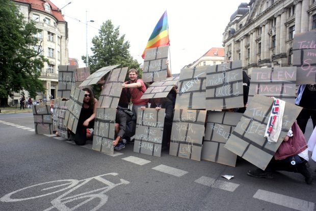 Eine Mauer, um die Grünen zu stoppen. Foto: Alexander Böhm