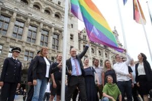 Mit dem Hissen der Regenbogenfahne am Neuen Rathaus wird die CSD-Woche eröffnet. Foto: Alexander Böhm