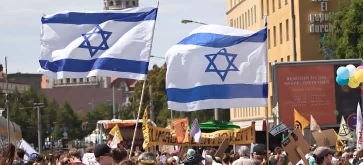Israelflaggen auf der Unteilbar-Demonstration. Foto: Alexander Böhm