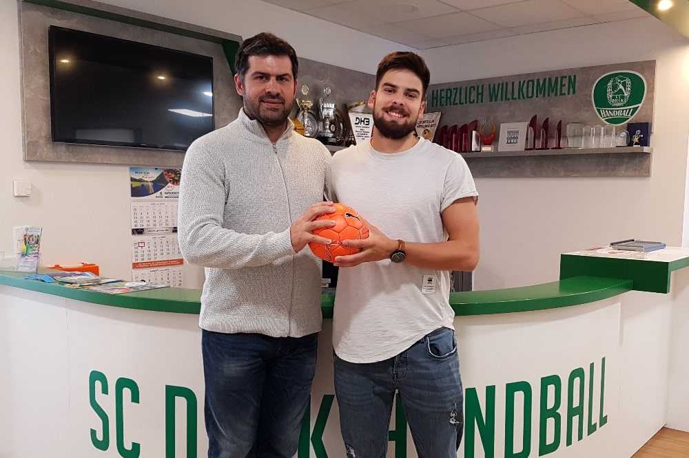 Jonas Hönicke und Geschäftsführer Karsten Günther. Quelle: SC DHfK