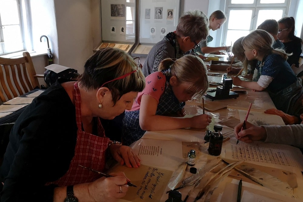 Kalligraphie-Atelier im Schillerhaus. Foto: SGM