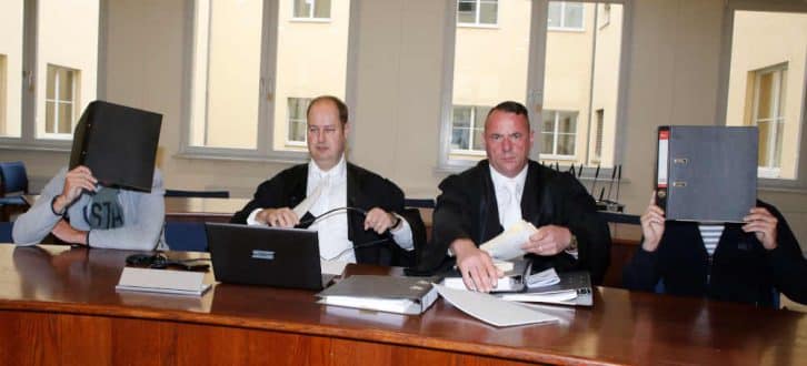 Eric B., Rechtsanwalt Steffen Hauffe, Rechtsanwalt Carsten Schäfer, Ricky B. (v.l.). Foto: Martin Schöler