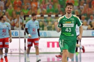 Linksaußen Marc Esche, der morgen ab 13 Uhr am ARENA-Ticketschalter die ersten Eintrittskarten für die neue Saison verkaufen wird. © Rainer Justen