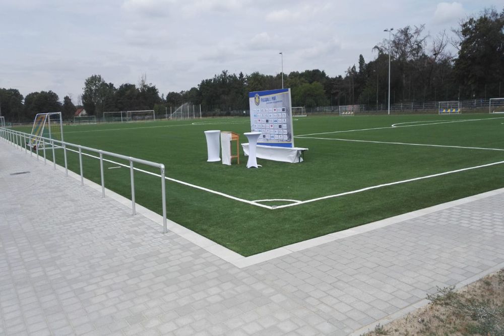 Der Kunstrasen des 1. FC Lok Leipzig vor der Eröffnung. Foto: Matthias Löffler