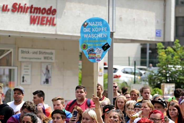 Nazis die Köpfe waschen. Foto: Alexander Böhm