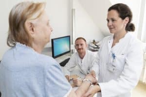 Oberärztin Dr. Anna-Theresa Seitz (re.) und Dr. Johannes Kohlmann (Mi.) von der UKL-Hautklinik starten demnächst die weltweit erste Studie, die zeigen soll, ob eine spezielle Diät Einfluss auf den Behandlungserfolg bei Schuppenflechte nehmen kann. Foto: Marcus Karsten / UKL