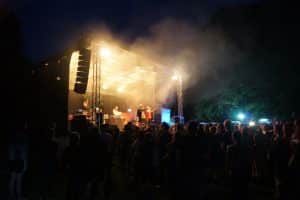 Parkfest-B&uuml;hne bei BEATZ IM BLOCK (findet immer Freitag zum Parkfest statt). Quelle: Soziokulturelles Zentrum "KOMM-Haus"