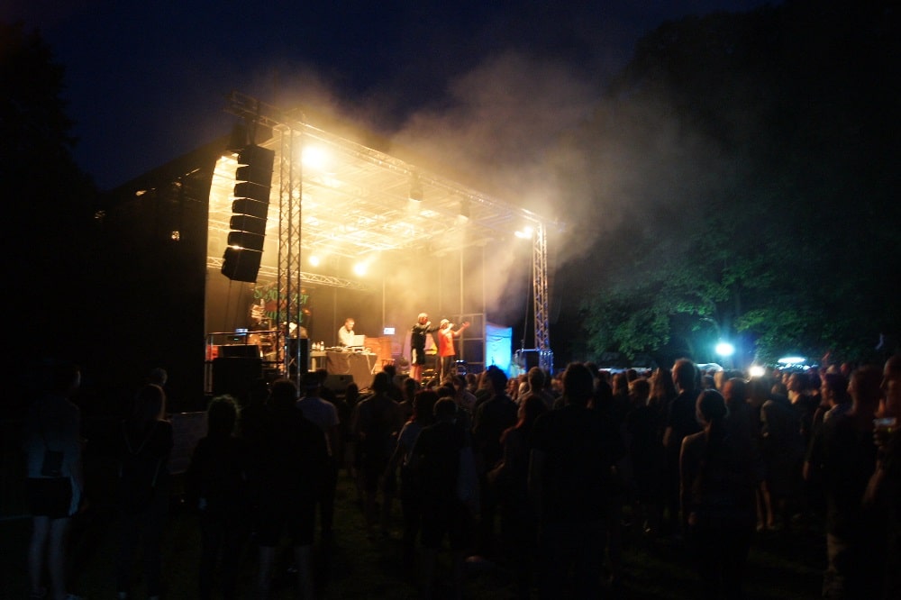Parkfest-Bühne bei BEATZ IM BLOCK (findet immer Freitag zum Parkfest statt). Quelle: Soziokulturelles Zentrum "KOMM-Haus"