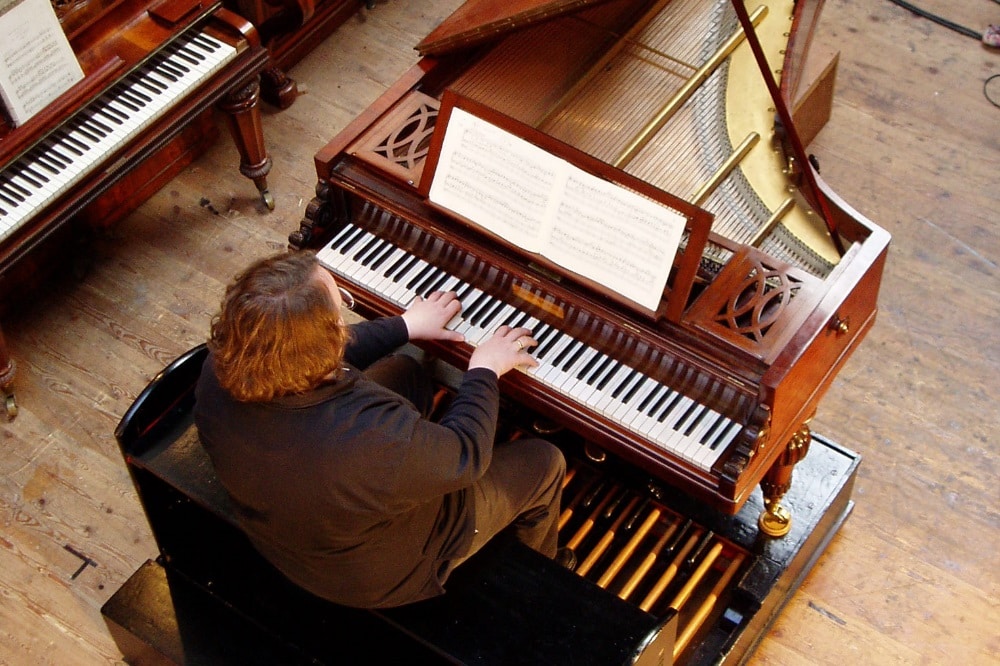 Orgelakademie-Leiter Prof. Martin Schmeding am Pedalflügel nach Pleyel, Foto: privat