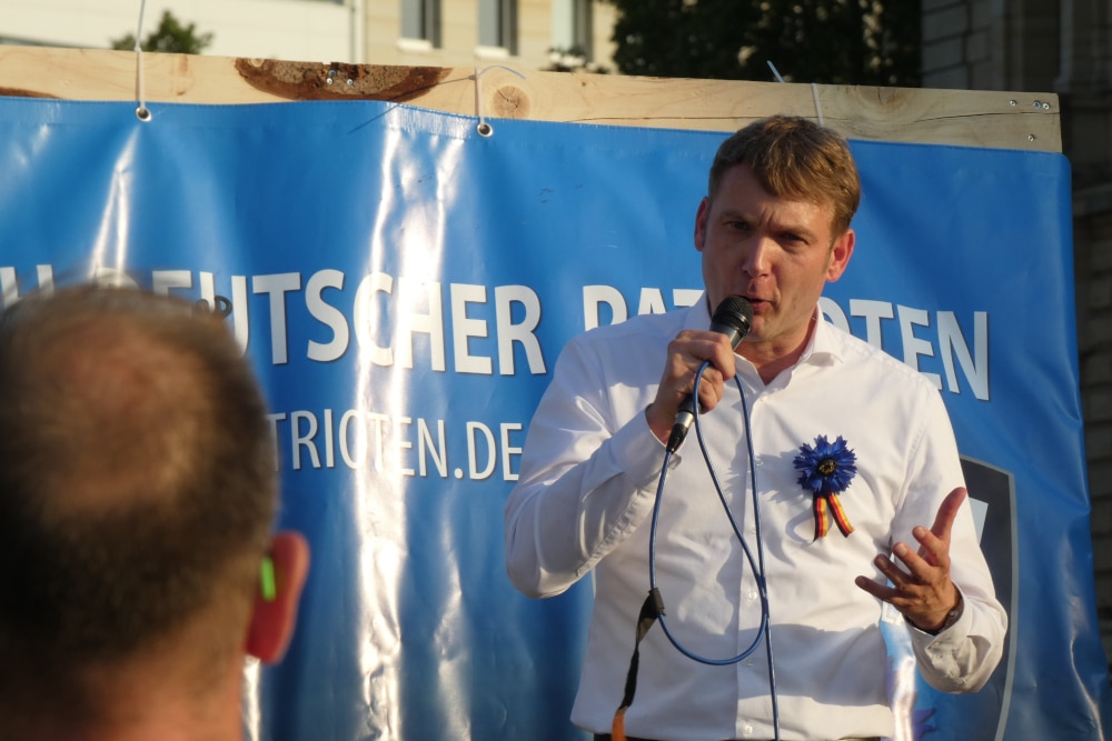 André Poggenburg bei seiner Rede am 17. Juli auf dem Simsonplatz. Foto: L-IZ.de