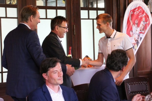 Radsportler Felix Groß bei der Ehrung durch SC DHfK-Präsident Bernd Merbitz und Leipzigs Oberbürgermeister Burkard Jung. Quelle: SC DHfK Leipzig