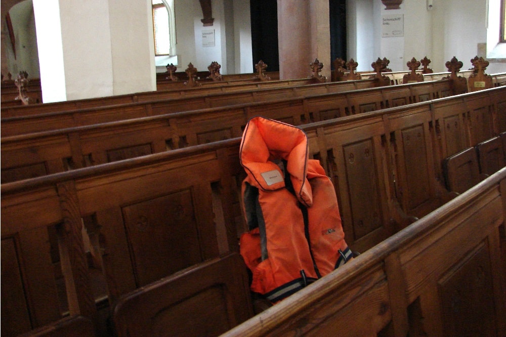 Rettungswesten von Mission Lifeline in Leipziger Kirchen. Ev.-Luth. Kirchenbezirk