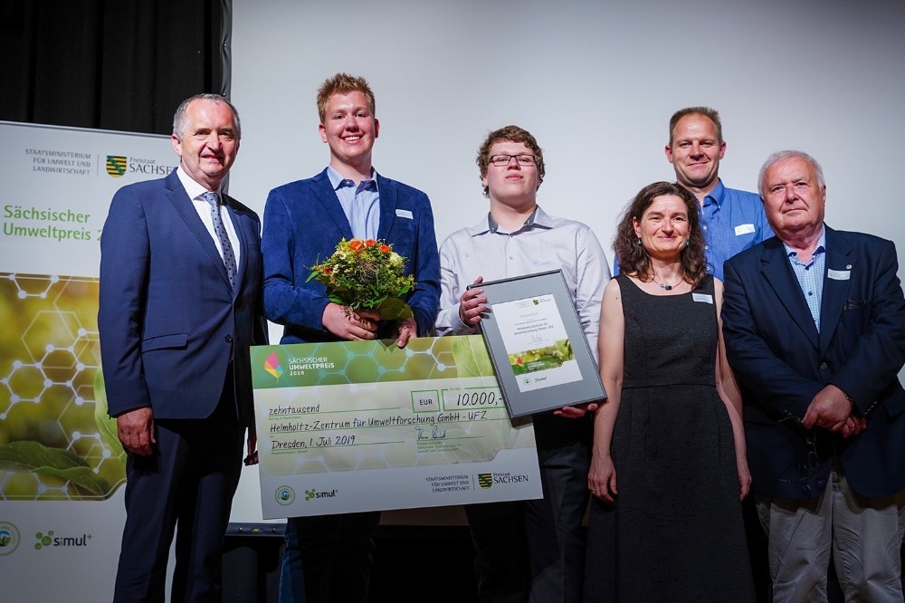 v.l.n.r.: Staatsminister Thomas Schmidt, Marius Längrich (Schüler vom Gustav-Hertz-Gymnasium), Marian Werler (Schüler Wilhelm-Ostwald-Gymnasium), Dr. Sabine König (Administrative Geschäftsführerin des UFZ), Dr. Torsten Lange (Leiter des UFZ-Schülerlabors), Prof. Dr. Hans-Jürgen Hardtke (Vorsitzender des Sächsischen Heimatschutzvereins e. V.). Bild: André Wirsig