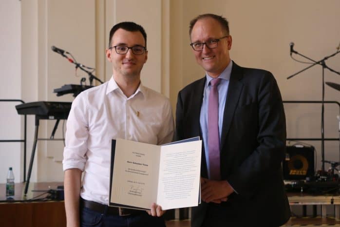 Sebastian Thiele erhält für sein Engagement die Goldene Ehrennadel der Stadt Leipzig. Foto: Alexander Böhm