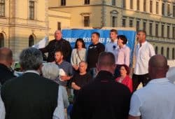 Ergriffen sangen die Teilnehmenden eine Strophe der Nationalhymne zum Schluss. Oben links: Rechtsanwalt Jens Lorek, bekannt durch Pegida, 3. v.l. stellvertretender ADPM-Vorsitzender Egbert Ermer, rechts daneben Poggenburg. Foto: L-IZ.de