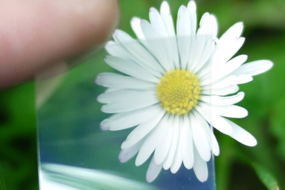 Transparenter, flexibler Kupferiodid-Film. Foto: Chang Yang/Universität Leipzig