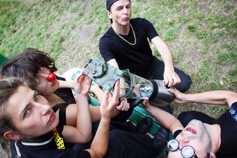 Sommertheater „Der Frieden“. Foto: Simeon Wutte