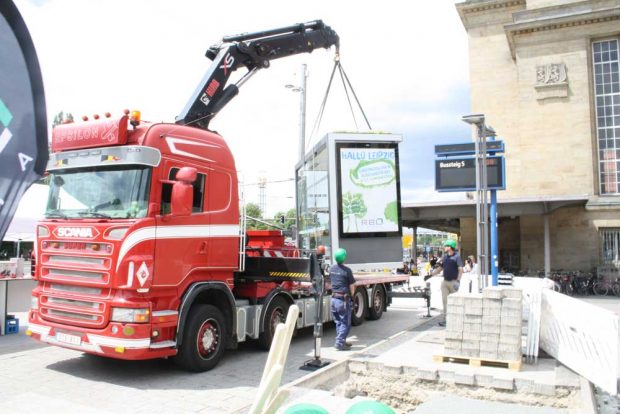 Das Wartehäuschen wird eingeschwenkt. Foto: Ralf Julke