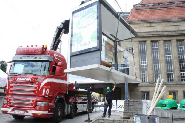 Zentimeterarbeit kurz vorm Einsetzen in die Baugrube. Foto: Ralf Julke