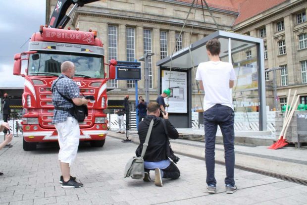 Die letzten Zentimeter vorm Einsetzen in die Baugrube. Foto: Ralf Julke