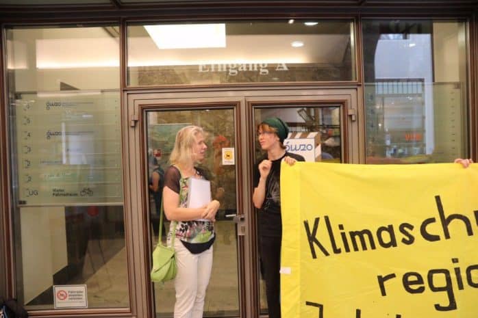 Stadträtin Katharina Krefft (Grüne) mit vertretern von Leipzig kohlefrei im Gespräch vor der Sitzung. Foto: L-IZ.de