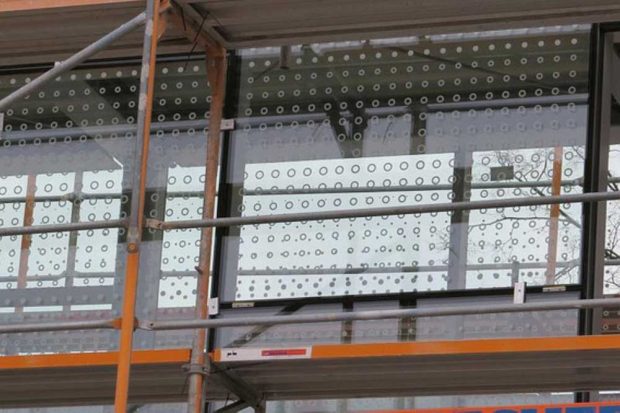 Beispiel für ein aufgedrucktes Muster auf einer Glasscheibe. Foto: NABU Leipzig