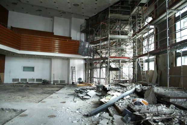 Nordseite des Sitzungssaals mit Resten des alten Podiums rechts. Foto: Ralkf Julke