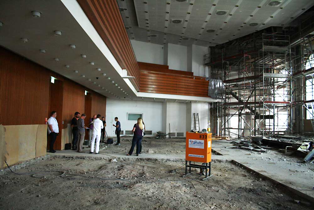 Die Holzvertäfelung und die Besucherempore im Sitzungssaal bleiben erhalten. Foto: Ralf Julke