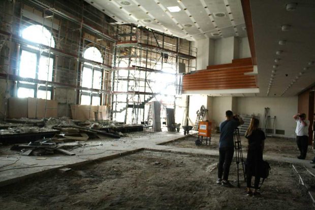 Die Südseite des Sitzungssaals mit zwei der freigelegten Fenster. Foto: Ralf Julke