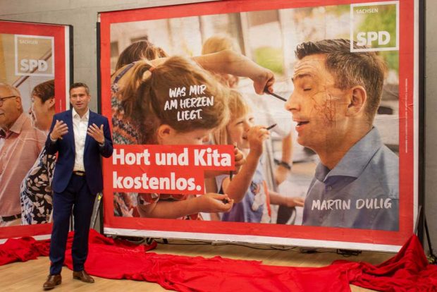 Martin Dulig mit dem Plakat "Hort und Kita kostenlos". Foto: SPD Sachsen