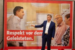 Martin Dulig 2019 mit Wahlkampfplakat „Respekt vor dem Geleisteten.“ Foto: SPD Sachsen