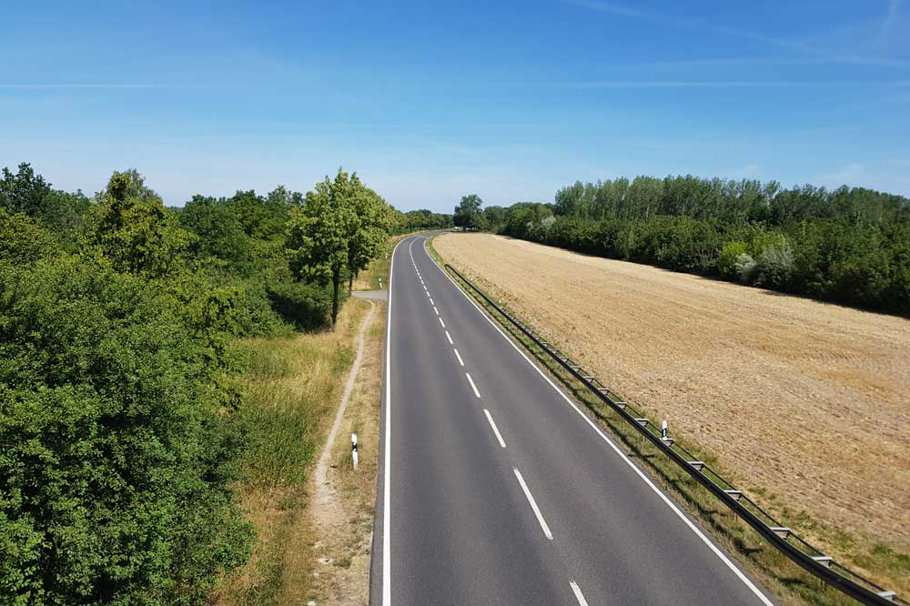 Leitplanken statt Straßenbäume. Foto: Marko Hofmann