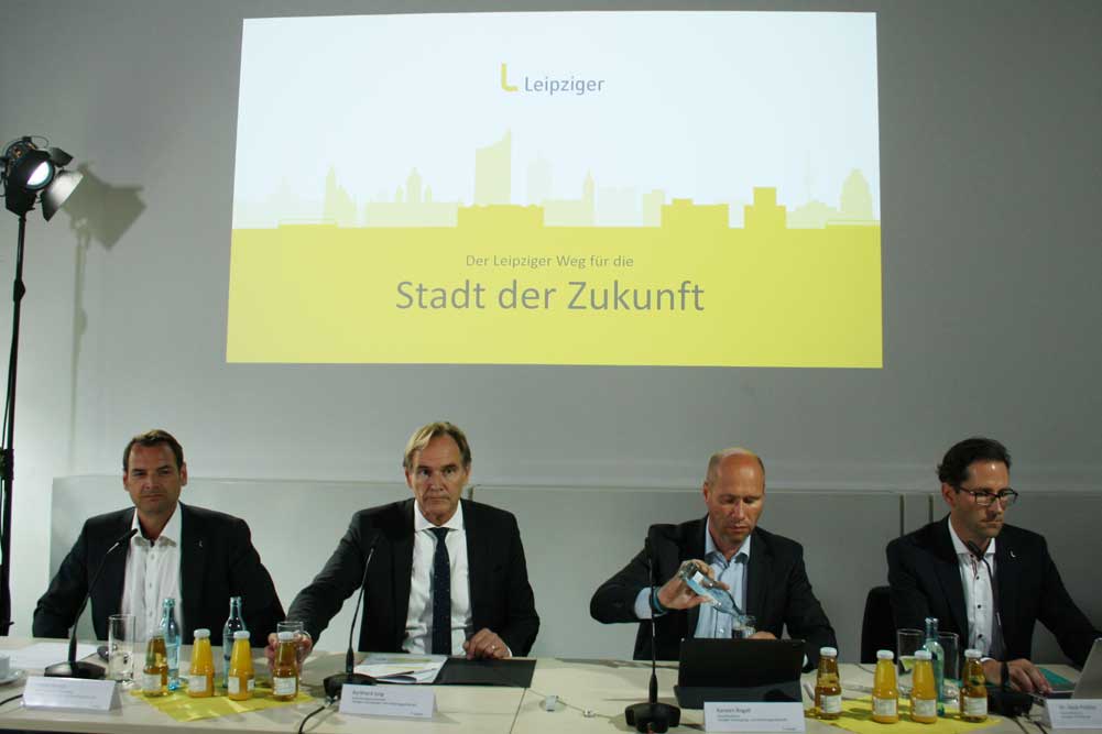 Pressesprecher Frank Viereckl, OBM Burkhard Jung und die SWL-Geschäftsführer Karsten Rogall und Maik Piehler. Foto: Ralf Julke