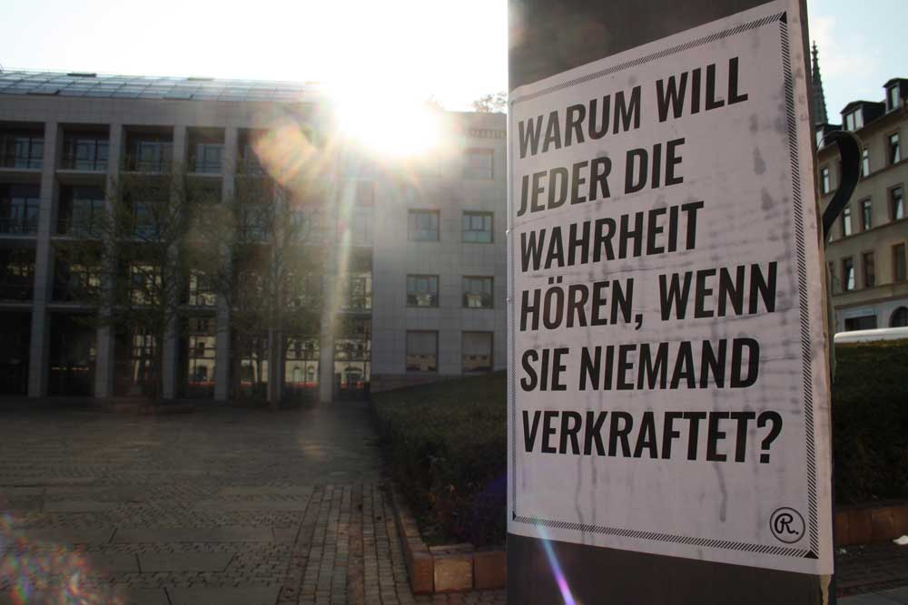 Straßenplakat vorm LVZ-Gebäude 2015. Foto: Ralf Julke