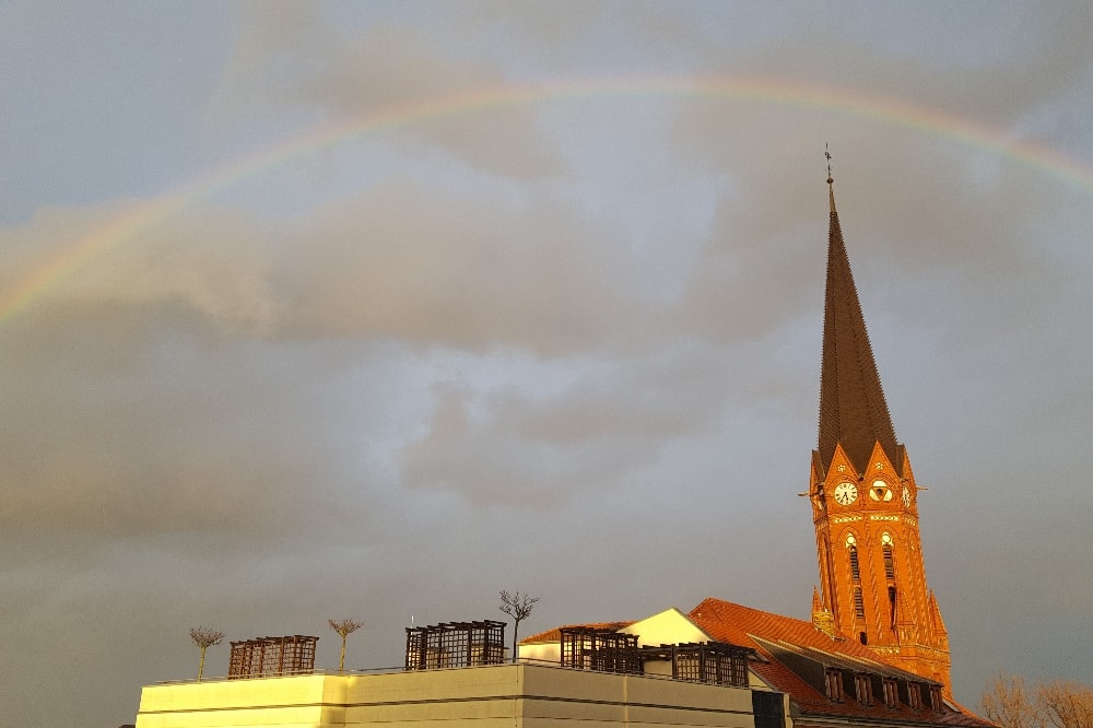Der Regenbogen ist im Neuen Testament ein Symbol für „die Göttlichkeit Christi“ und stellt in vielen Religionen der Welt die Verbindung zwischen den Göttern im Himmel und den Menschen auf der Erde dar. Foto: Marko Hofmann