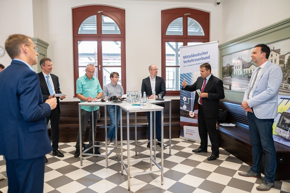 Was bringt der neue Tarif für Pendler? Im Gespräch (vlnr): Steffen Lehmann/ MDV, Landrat Kai Emanuel/ Landkreis Nordsachsen, Redakteure der LVZ sowie SZ, Christian Schlemper/ VVO, Frank Bretzger/ DB Regio, Marco Müller/ OBM Stadt Riesa, Foto: MDV