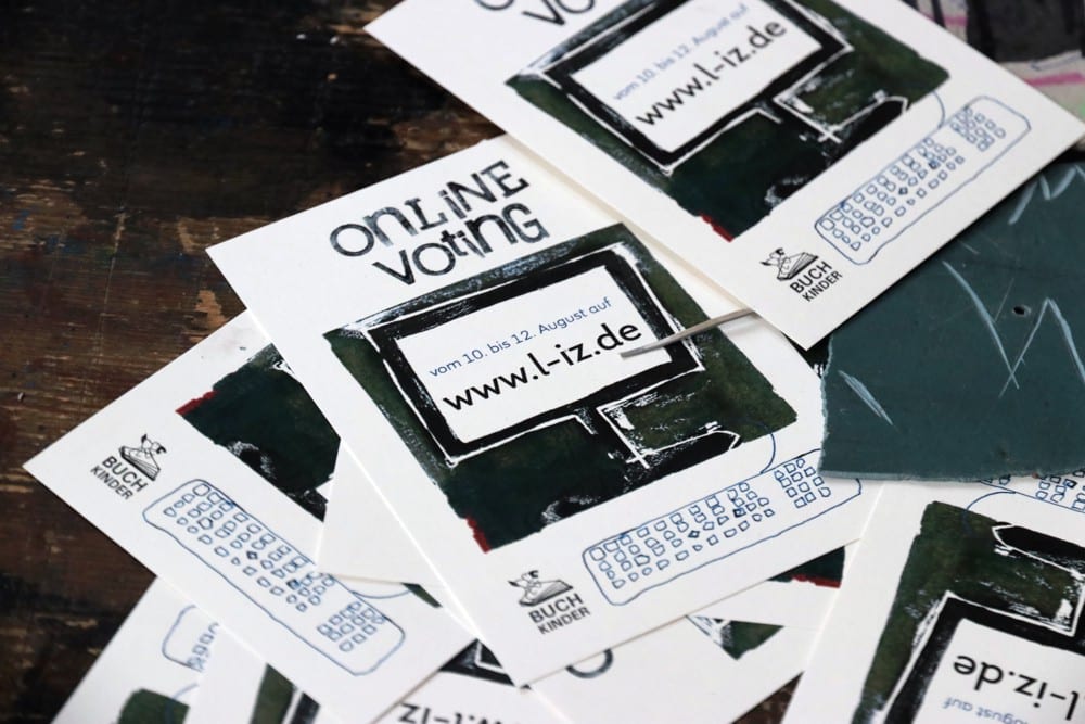 Das Online-Voting zur sächsischen Landtagswahl 2019. Kinder machen ihre eigenen Wahlplakate. Foto: L-IZ.de
