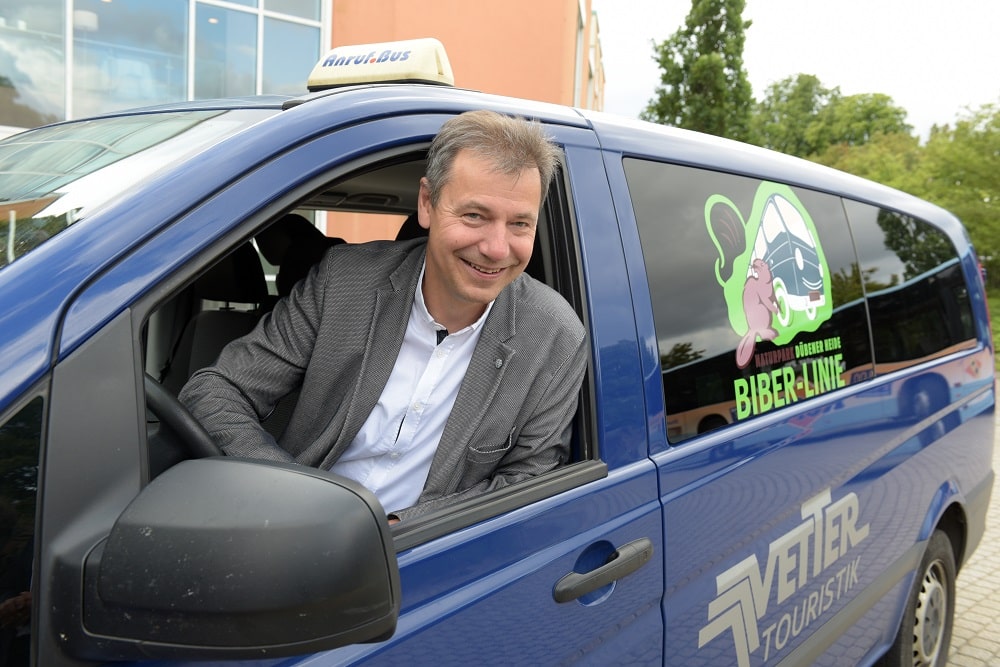 Nordsachsens Landrat Kai Emanuel nahm am Freitag (16.08.19) gleich selbst das Lenkrad in die Hand und präsentierte Medienvertretern die neue Biber-Rufbus-Linie. Foto: Landratsamt/Bley