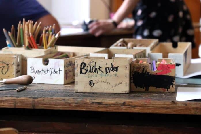 Der Buchkinder Leipzig e.V. in der Endersstraße 3 lud zum großen Plakate malen ein. Foto: L-IZ.de