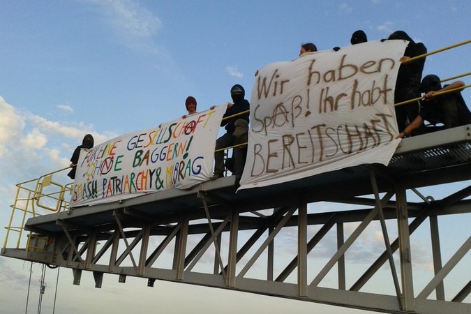 Aktivisten besetzen einen Bagger im Tagebau Vereinigtes Schleenhain. Foto: Klimacamp Leipziger Land