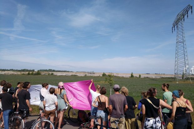 Solidaritätskundgebung mit den Baggerbesetzern am Tagebau Schleenhain. Foto: Klimacamp Leipziger Land