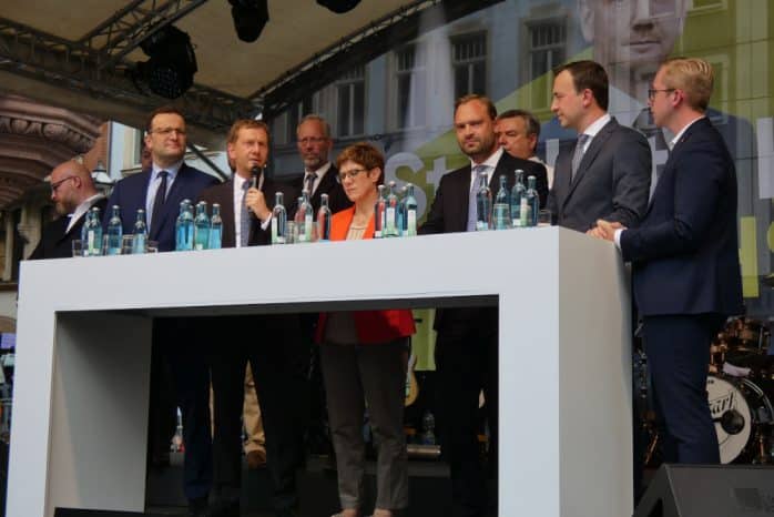 Jens Spahn, Michael Kretschmer, Annegret Kramp-Karrenbauer, Alexander Dierks, Paul Ziemiak und Philipp Amthor (vordere Reihe, v.l.) kurz vor der Sachsenwahl in Leipzig. Foto: Lucas Böhme