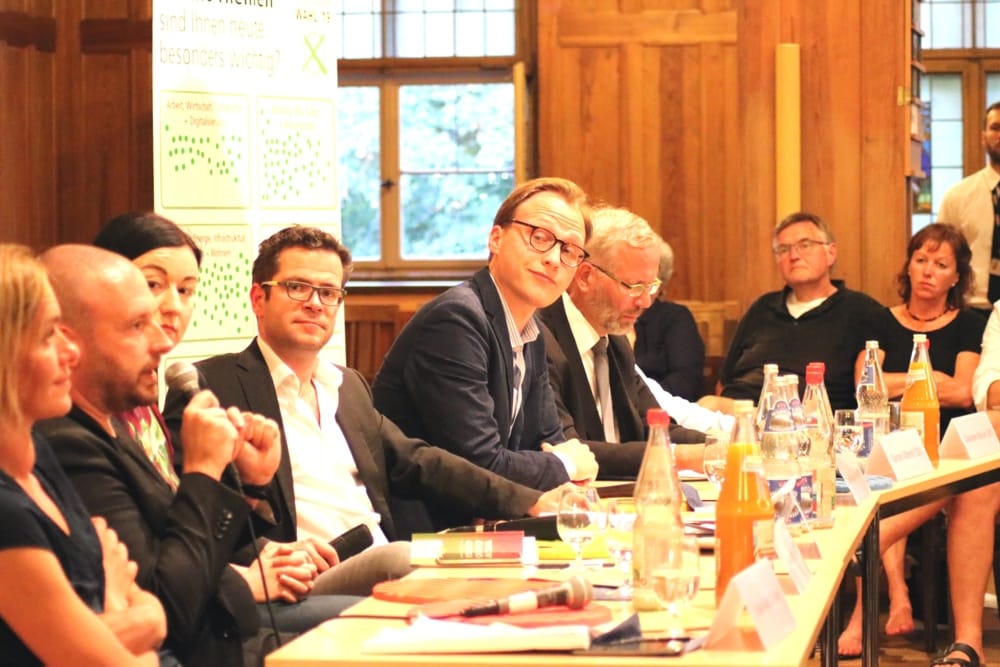 Das Wahlpodium am 19. August 2019 (vlnr) Juliane Nagel (Linke), Lars Menzel (SPD), Paula Piechotta (Grüne), Björn Meine (LVZ), Rudolf Georg Ascherl (FDP), Karsten Albrecht (CDU) und Alexander Wiesner (AfD, verdeckt). Foto Michel Freitag