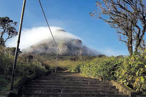 Der Aufstieg zum 2.243 Meter hohen pyramidenförmigen Adam‘s Peak im zentralen Hochland Sri Lankas. Foto: Sascha Bethe