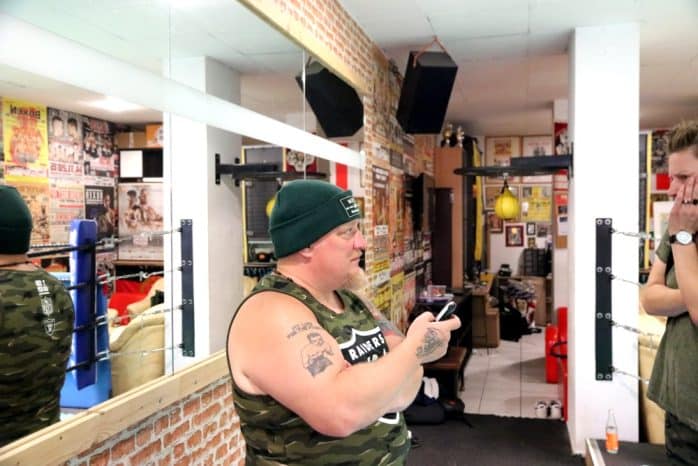 Der Boxtrainer und die Philosophin. Eichler und Caysa im Gespräch. Foto: Michael Freitag