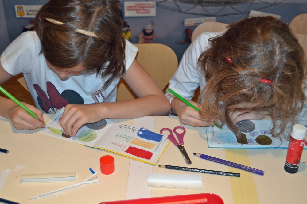 Ferienkinder gestalten ihr eigenes Buch. Foto: SGM
