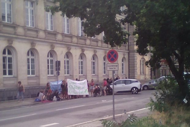 Gegen alle Käfige und Knäste. Demo am 6. August 2019 vor der Dimitroffstraße in Leipzig. Foto: Lucas Böhme