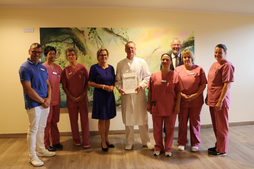 Dr. med. Carsten Springer, Chefarzt der Abteilung Geburtshilfe (1. v.l.), Ministerin Barbara Klepsch (4. v.l.), Chefarzt Dr. med. Jörg Raumanns, Ärztlicher Direktor des St. Elisabeth-Krankenhauses (5. v.l.), Oberärztin Dr. med. Andrea Reich, Leitende Ärztin der Abteilung Neonatologie (6. v.l.) Quelle: St. Elisabeth-Krankenhaus